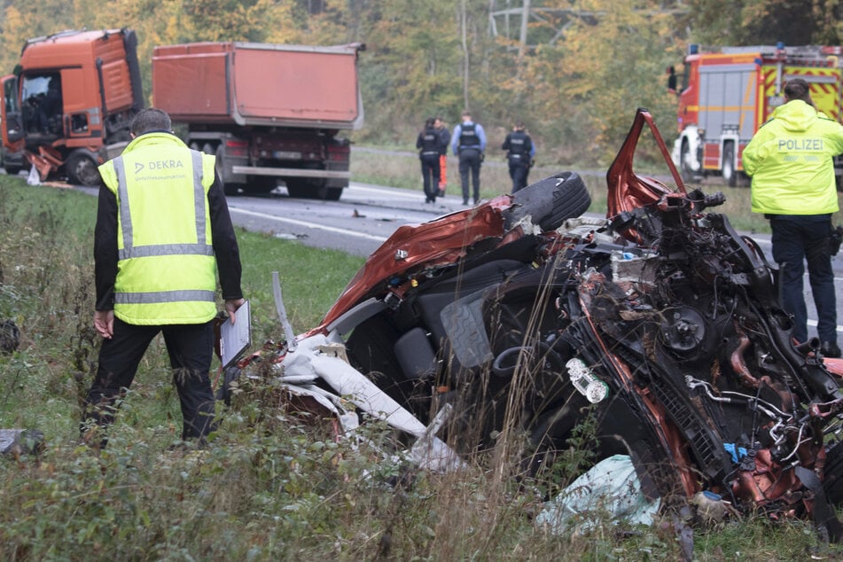 Der 21 Jahre Fahrer des Skoda erlag noch an der Unfallstelle seinen schweren Verletzungen.