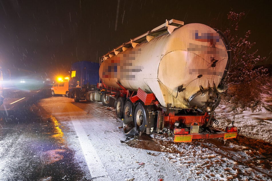 Der Scania-Lkw kam nach dem Unfall auf dem Standstreifen zum Stehen.