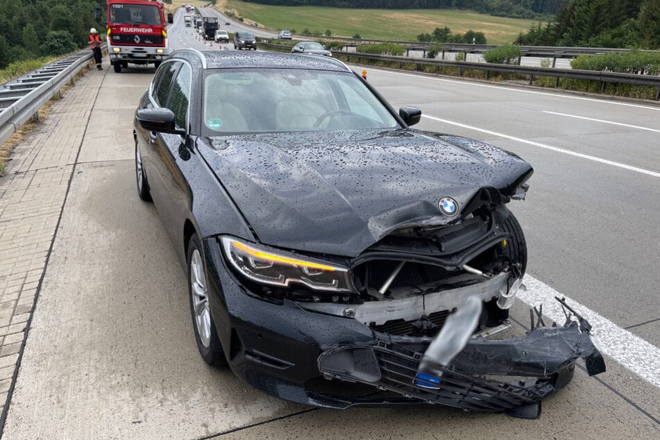Im Frontbereich wurde der BMW durch die Kollision mit der Leitplanke komplett zerstört.
