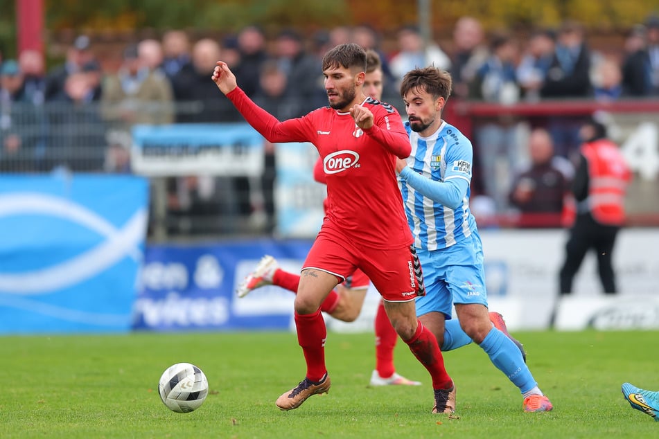 Gegenspieler und Trikotfarbe bleiben gleich, nur das Logo ändert sich: Andy Trübenbach (32, v.) wechselt nach neun Jahren ZFC Meuselwitz zu Rivalen Rot-Weiß Erfurt.