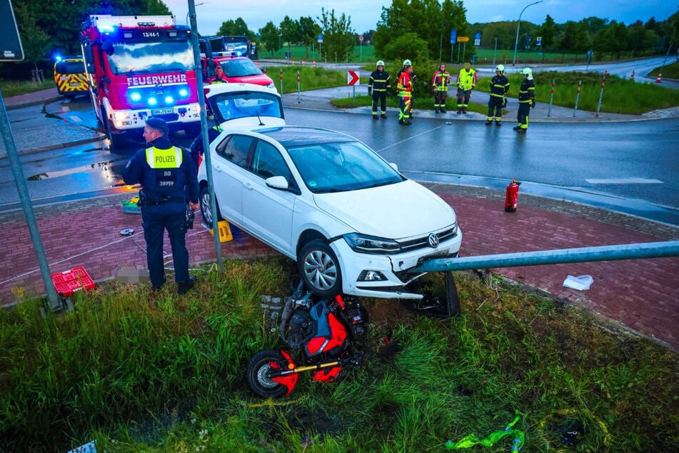 Nur ein Laternenmast hat verhindert, dass der Wagen des Fahrlehrers (66) den Fahrschüler (16) unter sich begraben hat.