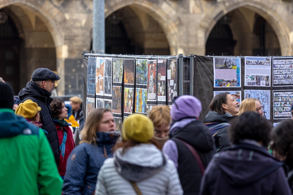Vor dem Chemnitzer Rathaus fanden verschiedene Ausstellungen statt. Etliche Bilder zeigen Friedensbotschaften.
