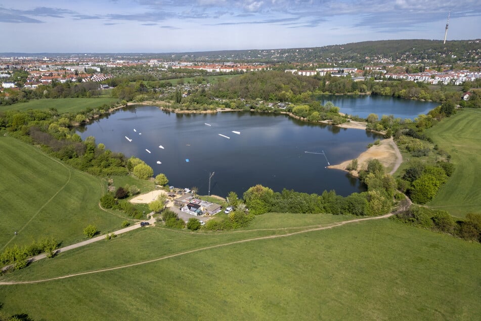 Damit die Wasserskianlage an der Kiesgrube Leuben wieder öffnen darf, sollen die Bauten vom Ufer etwa 70 Meter weiter auf eine Wiese umziehen.