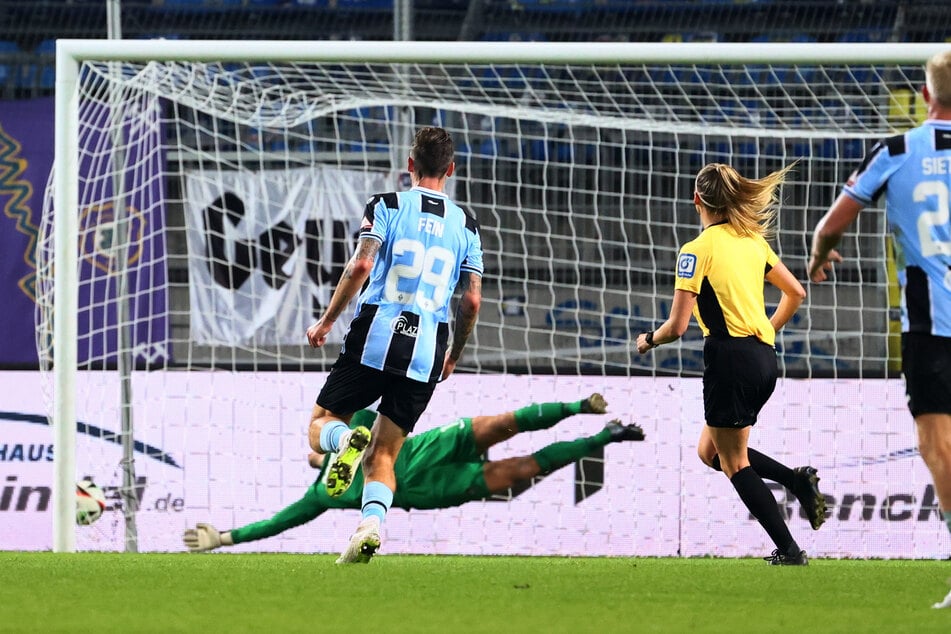 Aue-Keeper Martin Männel (h.l.) konnte das 0:1 von Terrence Boyd (nicht im Bild) nicht verhindern.