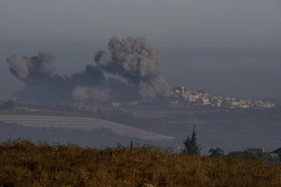 Rauch steigt nach israelischem Bombardement im Südlibanon auf, gesehen von Nordisrael aus. (Archivbild)