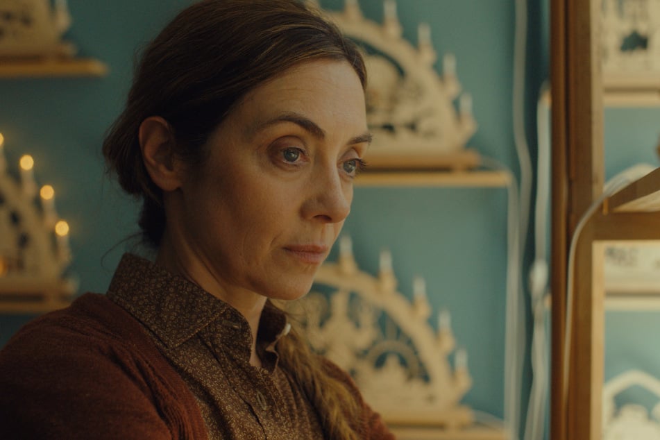 In der neuen Episode spielt Holz nicht nur als Schwibbogen eine Rolle.