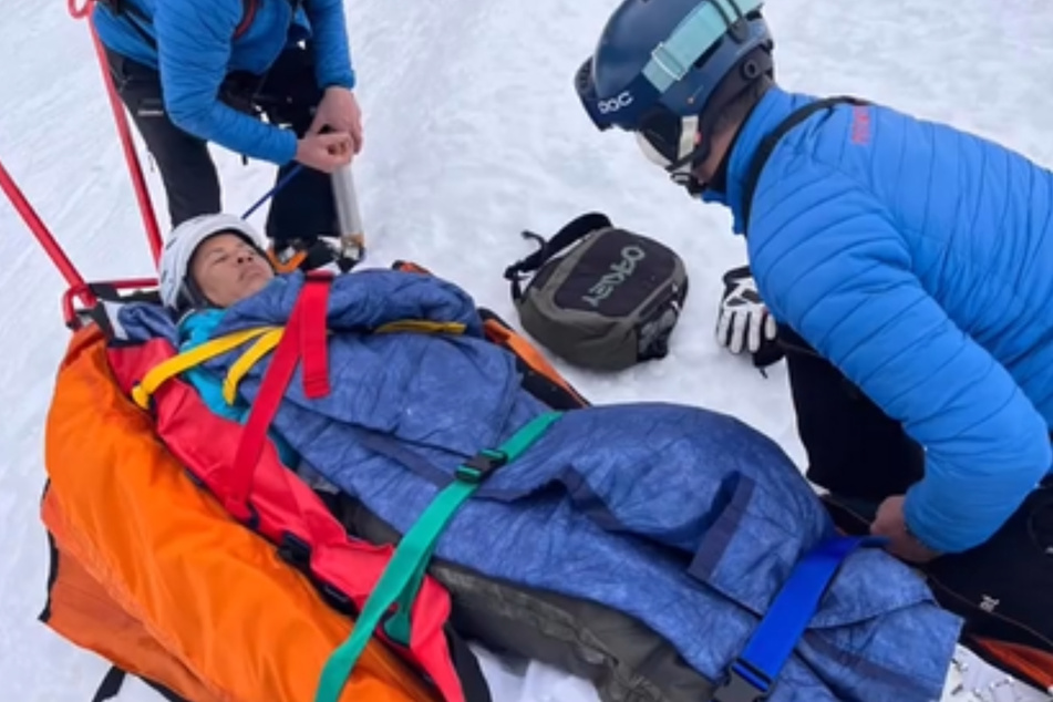 Retter der Bergwacht müssen Arabella Kiesbauer nach ihrem Ski-Unfall von der Piste abtransportieren.