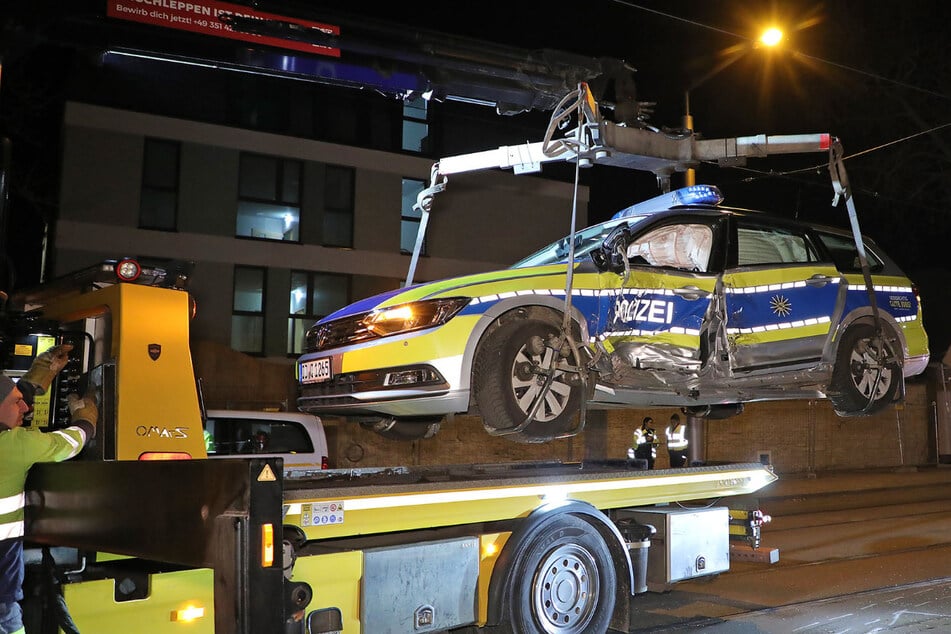 Dresden: Streifenwagen kollidieren in Dresden: Vier verletzte Polizisten nach wilder Verfolgungsfahrt!
