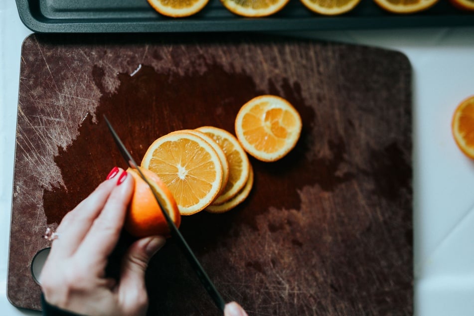 Um Orangenscheiben trocknen zu können, sollten sie nicht zu dünn geschnitten werden.