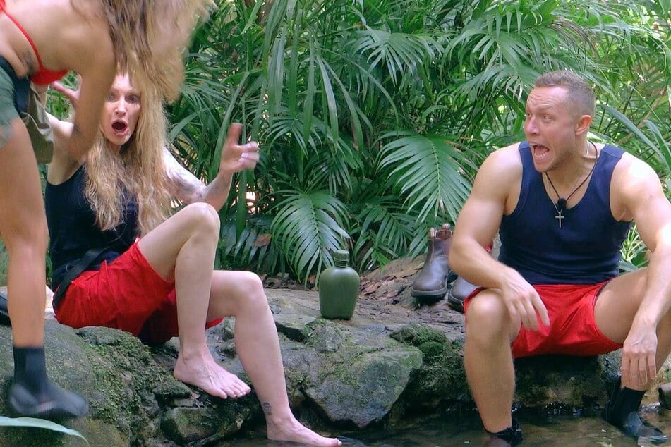 Eva (l.) rutscht am Tümpel aus.