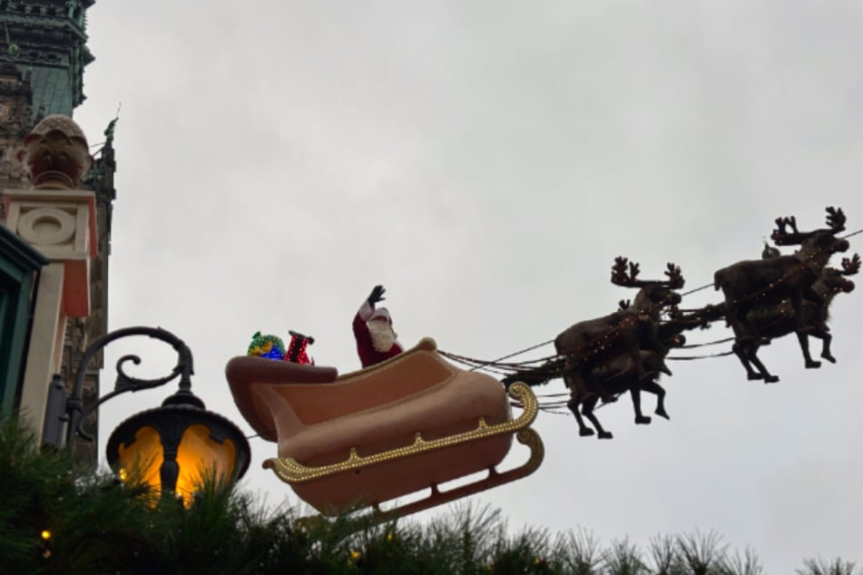 Der Weihnachtsmann fliegt täglich um 16 Uhr, 18 Uhr und 20 Uhr über den Historischen Weihnachtsmarkt auf dem Rathausmarkt.