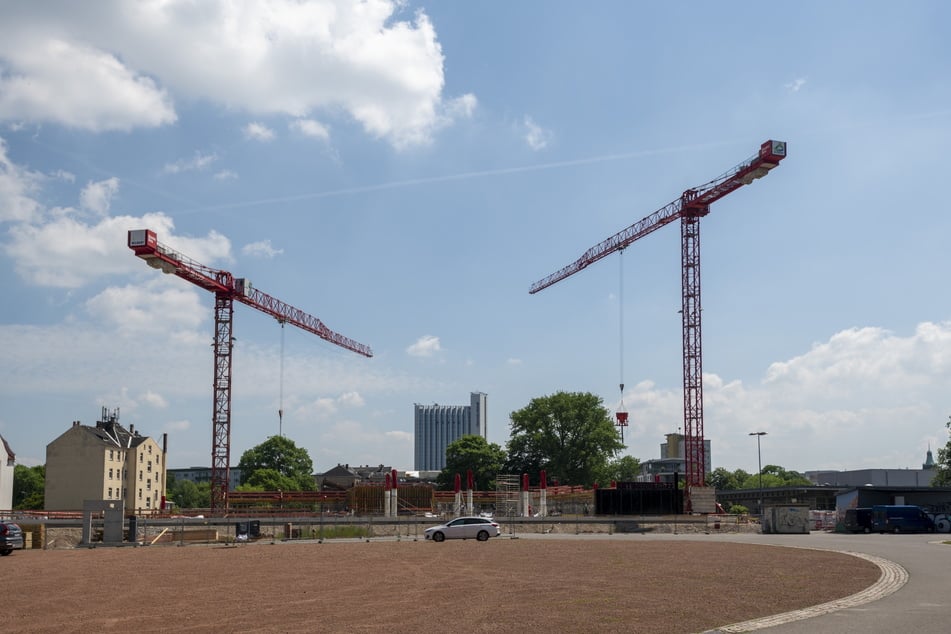 Schulneubau am Hartmannplatz: Preisexplosionen und Lieferengpässe auf dem Materialienmarkt machen nicht nur diesem städtischen Bauprojekt zu schaffen.