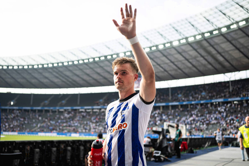 Maximilian Mittelstädt (26) winkt den Fans im Olympiastadion. Wusste er damals schon, dass es sein Abschied sein würde?