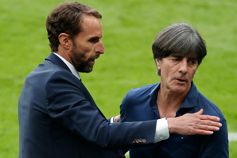 Nach der bitteren EM-Pleite für Deutschland umarmen sich Englands Nationaltrainer Gareth Southgate (50, l.) und Joachim Löw (61).