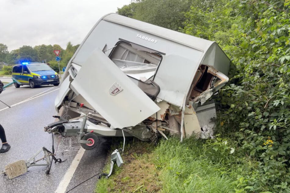 Der Wohnwagen wurde bei der heftigen Kollision abgerissen.