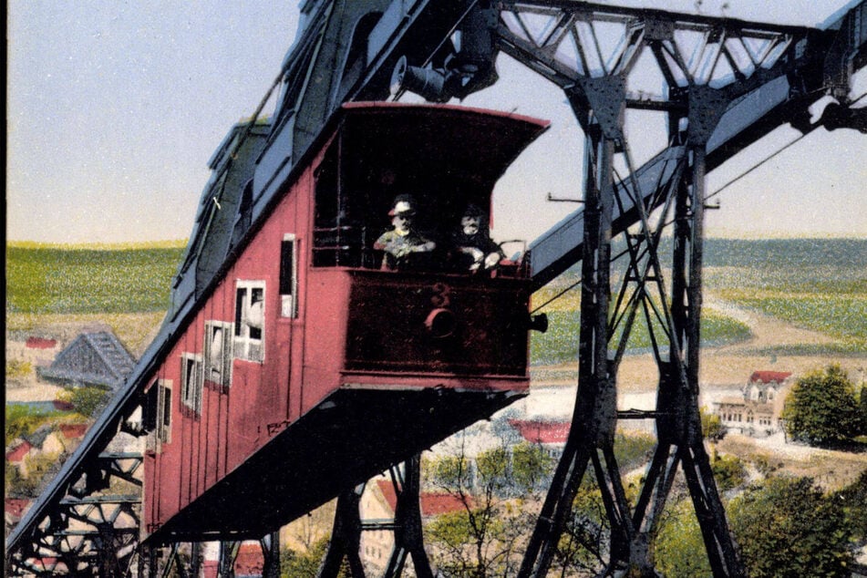 Die Schwebebahn im Jahr 1935. In diesem Jahr wird 125-jähriges Jubiläum gefeiert.