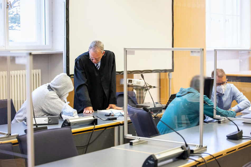 Die zwei wegen der Verbreitung kinderpornografischer Schriften verurteilten Männer (l. und 2. v. r.) im Landgericht mit ihren Rechtsanwälten Maximilian Keser (2. v. l.) und Bernhard Löwenberg.