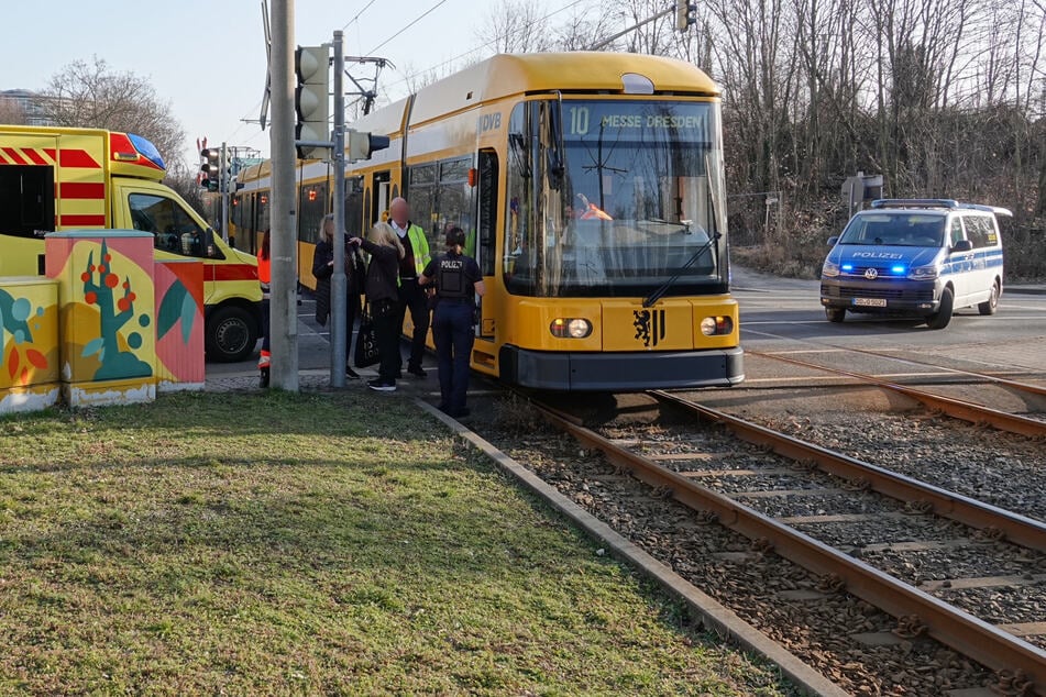 Straßenbahn erfasst Fußgänger in Dresden