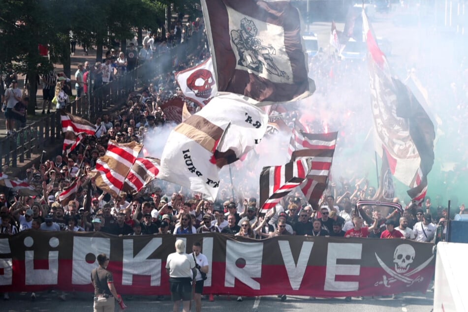 Zu dem besonderen Saisonauftakt marschierten rund 4500 Fans gemeinsam zum ersten Pflichtspiel ins Millerntor.