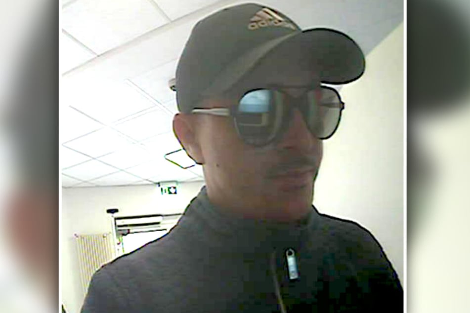 Wer ist dieser Dieb und EC-Kartenbetrüger? Die Polizei bittet um Hinweise.