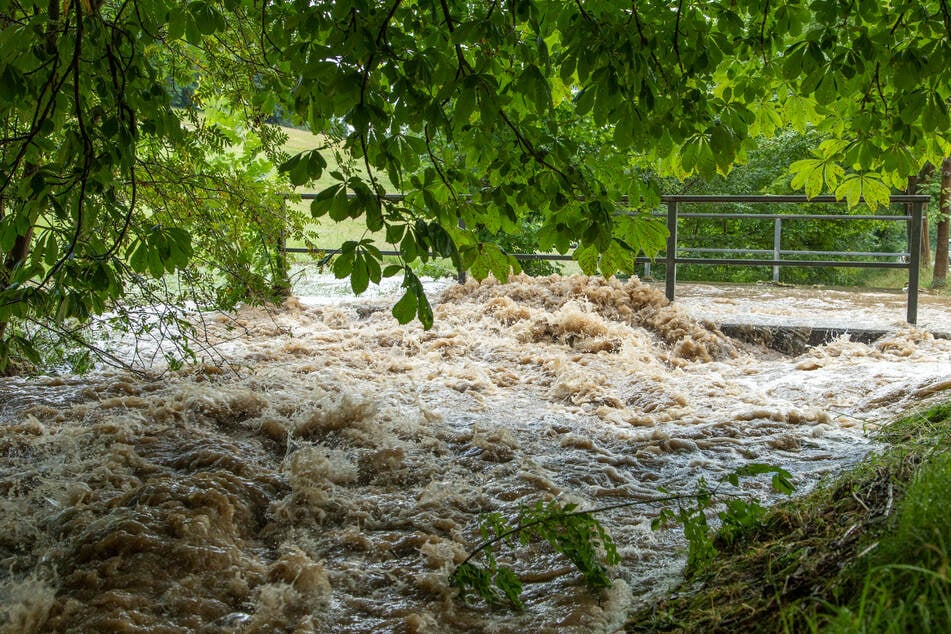 Der Bach in Großrückerswalde war am Donnerstag völlig überflutet, die Wassermassen donnerten gegen eine Brücke!