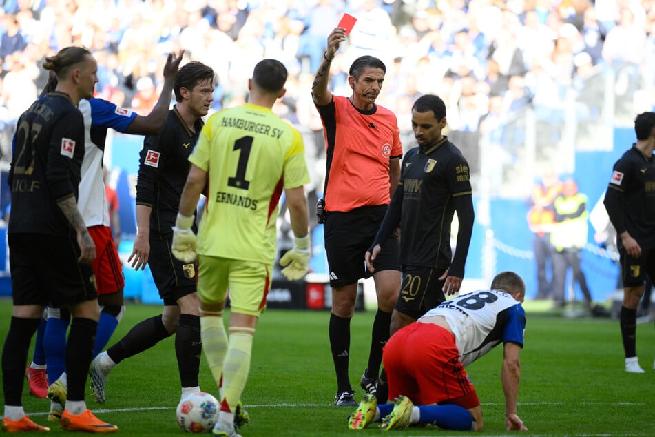 Miro Muheim (28, unten) wurde nach seiner Roten Karte gegen Augsburg für ein Spiel gesperrt.