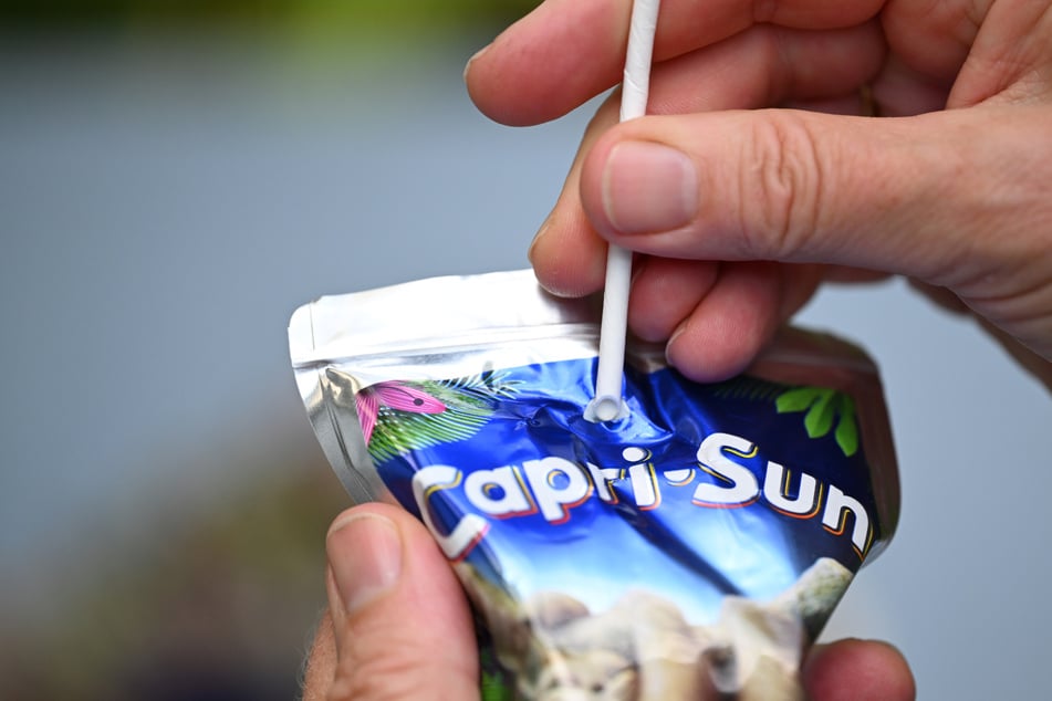 Capri-Sun möchte wieder auf Plastikstrohhalme umsteigen.