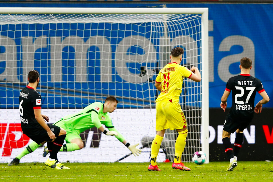 Gegen die Laufrichtung! Ermedin Demirovic (2.v.r.) trifft in dieser Szene zum 1:0 für den SC Freiburg.