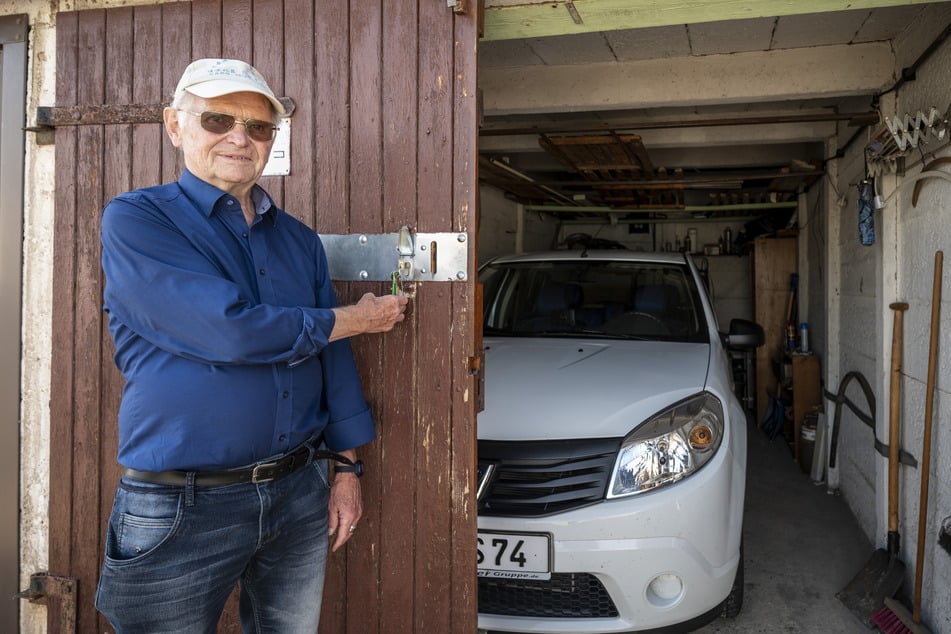 Hermann Grafe (79) gehörte zu den Garagenbesitzern, die ihre Türen für die Studenten öffneten.