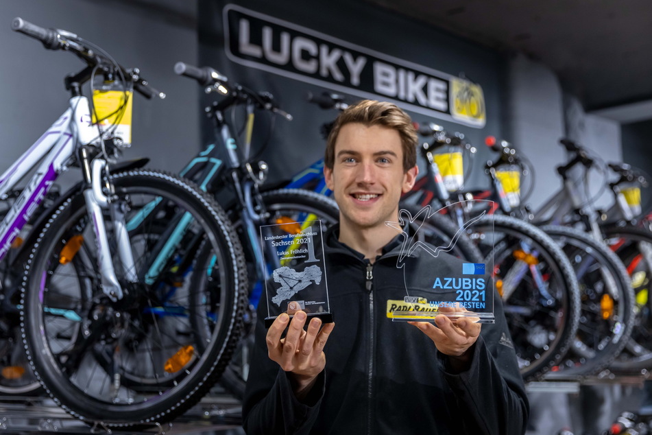 Lukas Fröhlich (28) hält in seinen Händen die Auszeichnungen für den besten Zweiradmechatroniker Sachsens (l.) und den bundesdeutschen Preis.
