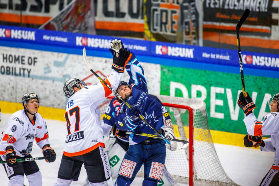 Steve Hanusch (r.) plfückt hier den Puck aus der Luft, um ihn anschließend aus dem Drittel zu spielen.