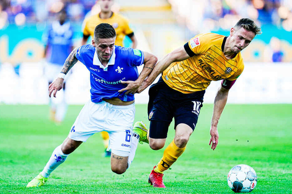 Ballbesitz beginnt hinten: Dynamos Abwehrmann Jannik Müller (r.) treibt den Ball vorm Darmstädter Marvin Mehlem.