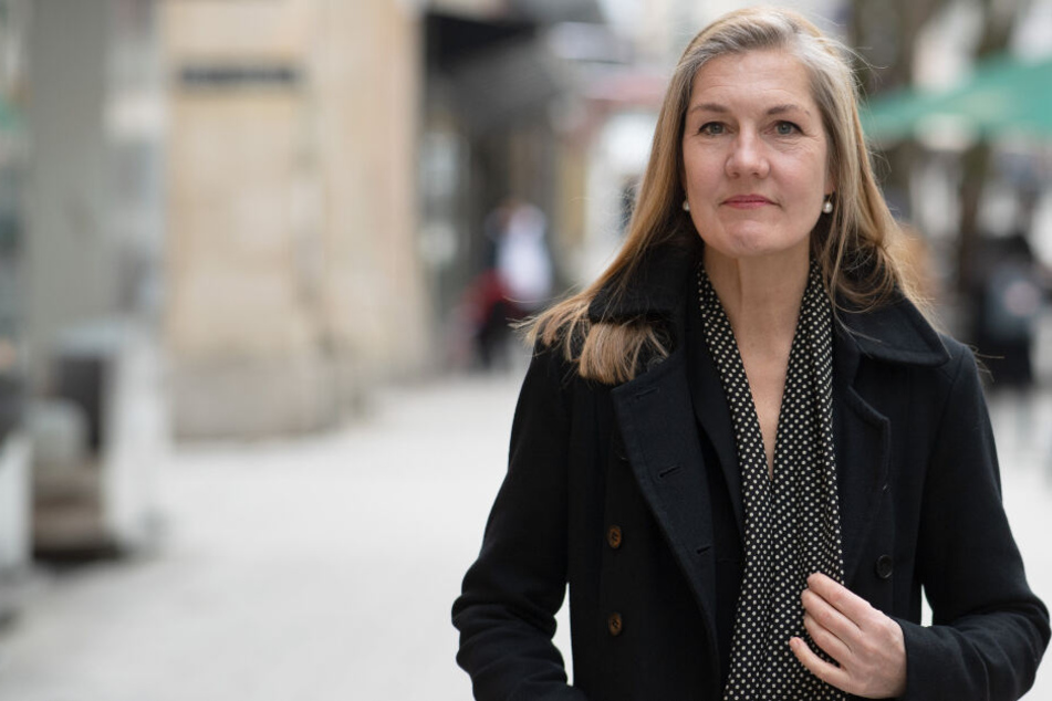 Veronika Kienzle (57), Kandidatin von Bündnis 90/Die Grünen für die Oberbürgermeisterwahl in Stuttgart 2020, steht während ihrer Vorstellung auf der Königstraße.