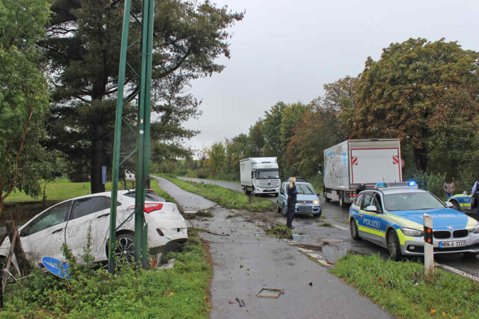 Das Auto krachte gegen einen Stromkasten und zwei Schilder.
