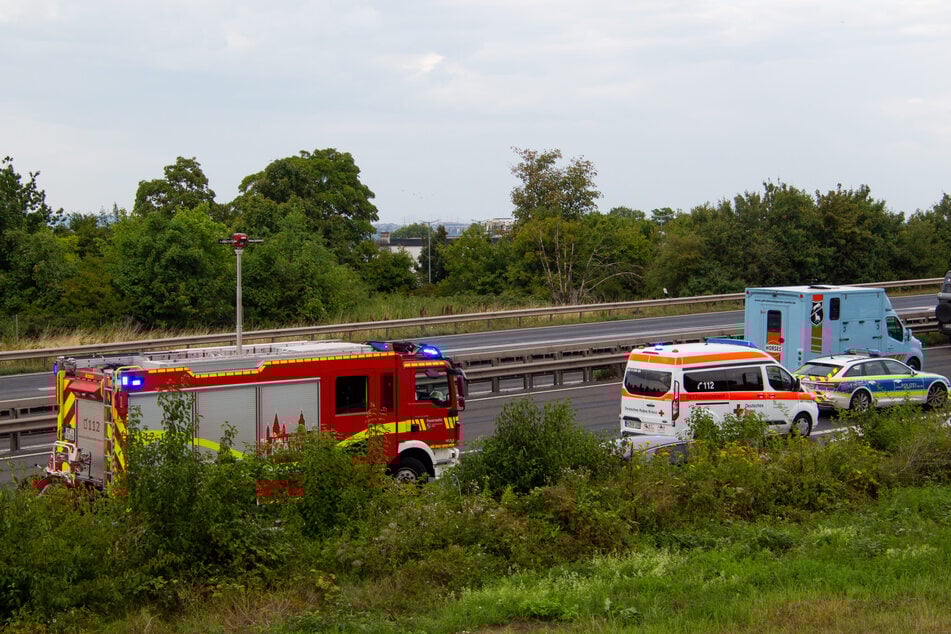 Ein Autofahrer entdeckte am Montagabend auf der A60 eine regungslose Frau in einem stehenden Auto.