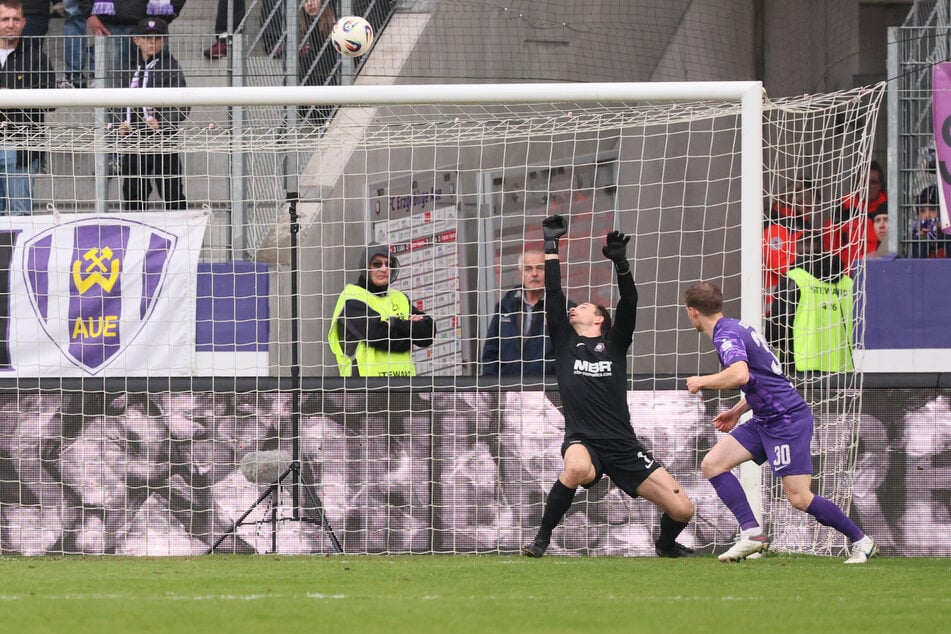 Aue-Torwart Martin Männel parierte eine Verler Großchance.