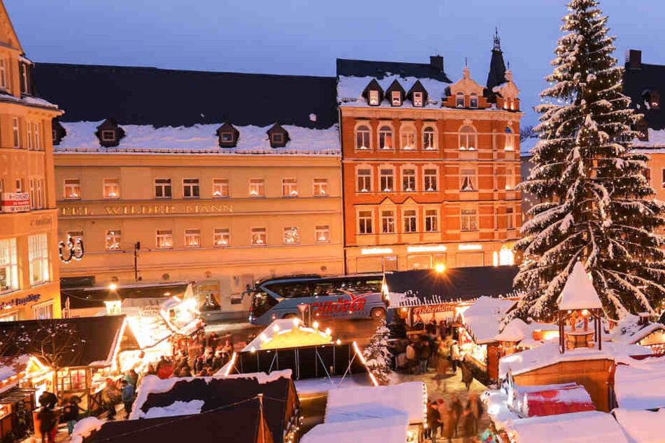 Weihnachtsmarkt im Schnee.