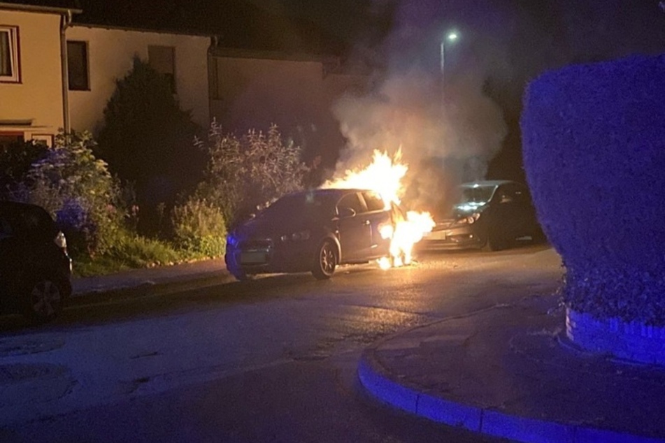 Der Chevrolet stand bereits zu großen Teilen in Flammen als die Einsatzkräfte den Wagen erreichten.