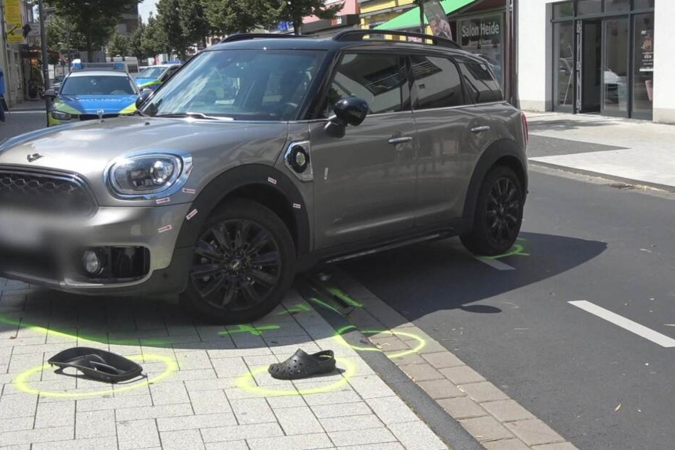 Eine Autofahrerin hatte den Sehbehinderten übersehen und fuhr ihn an.