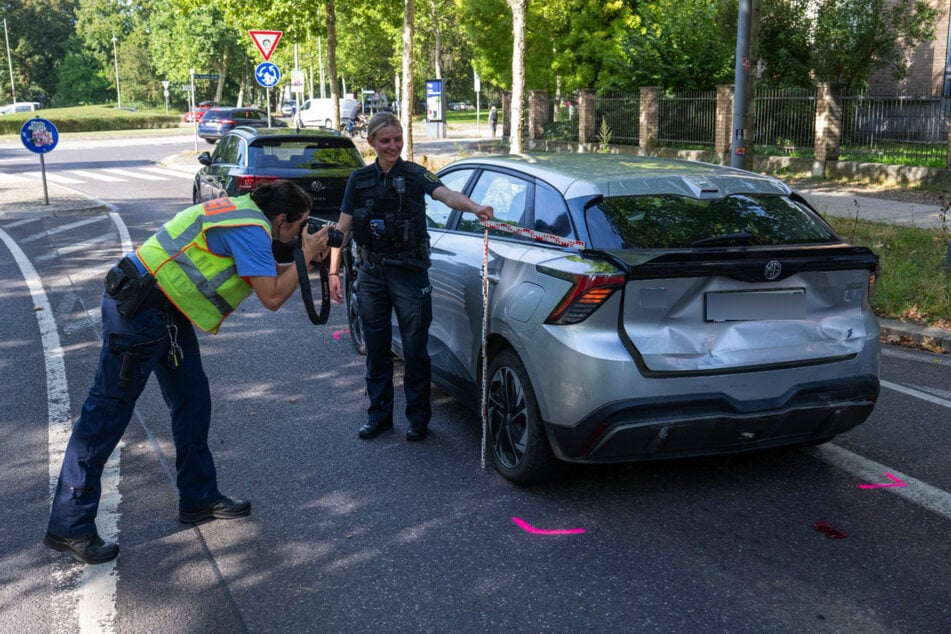 Die Einsatzkräfte haben am Unfallort Beweise gesichert. Die Ermittlungen laufen.