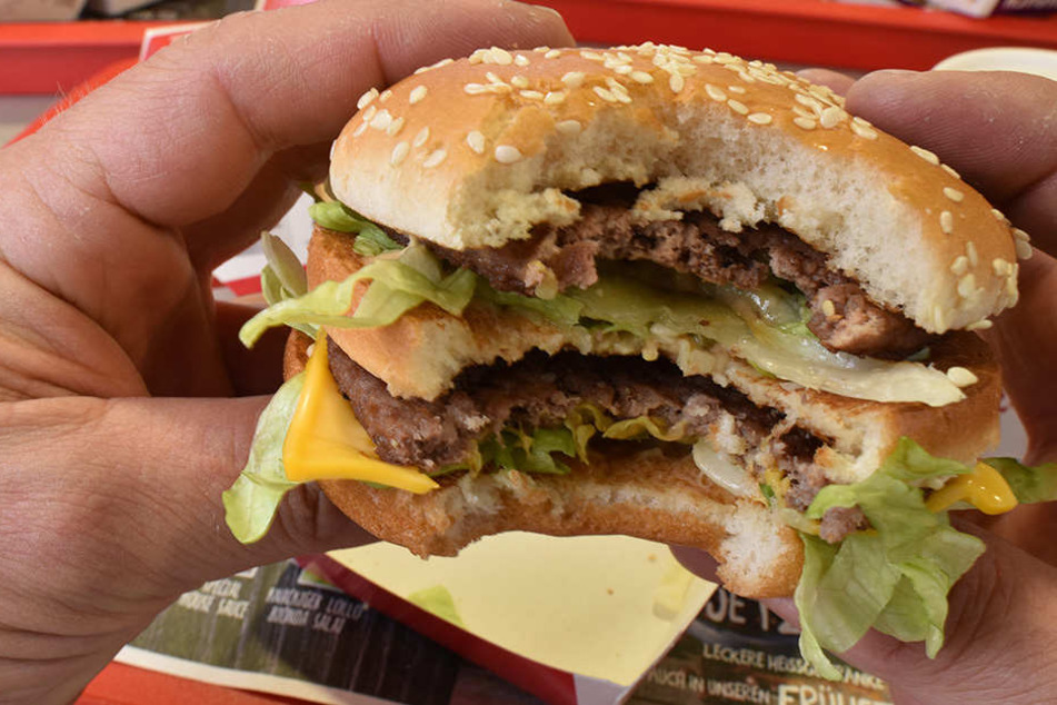 Zu wenig Schlaf macht großen Appetit auf Hamburger.