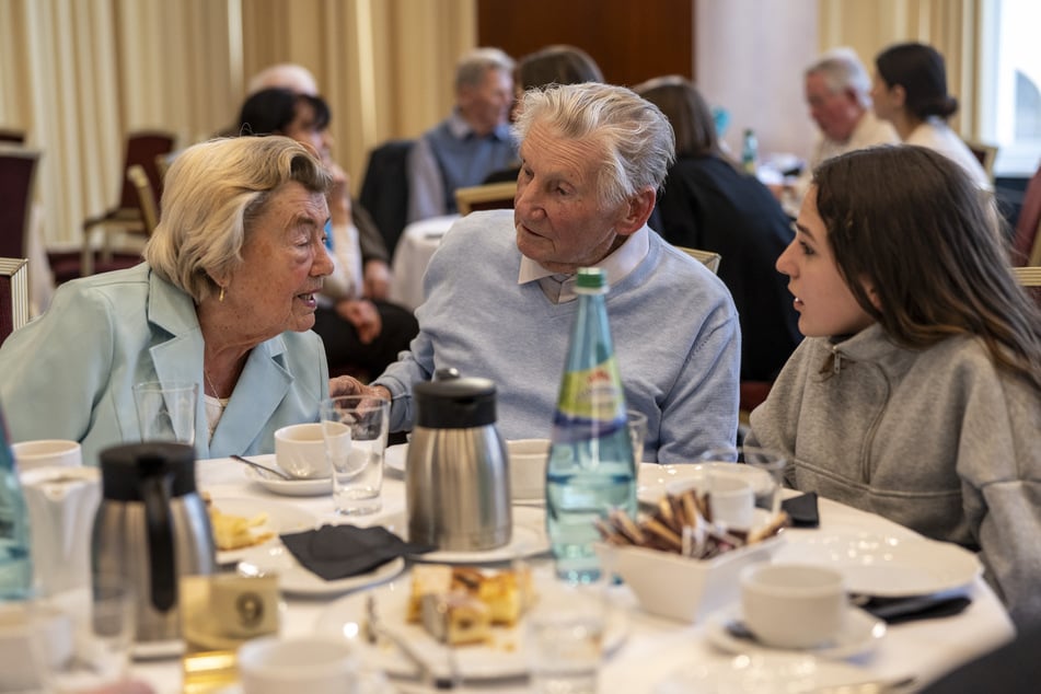 Ursula Heiner (87, l.) und ihr Mann Gottfried (92, M.) im Gespräch mit einer Schülerin.