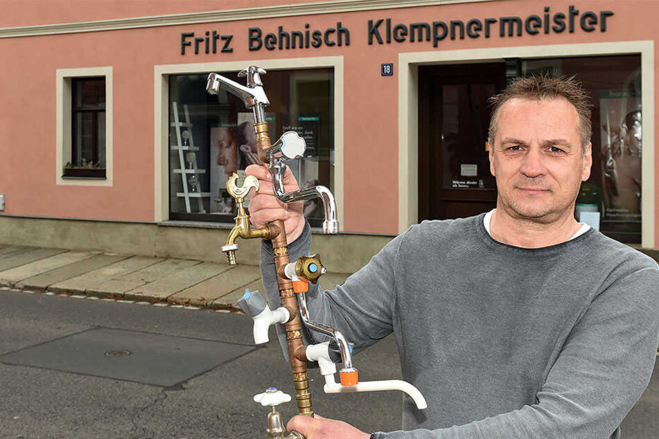 Klempnermeister Uwe Behnisch (54) führt den Handwerksbetrieb in Kamenz in fünfter Familiengeneration.