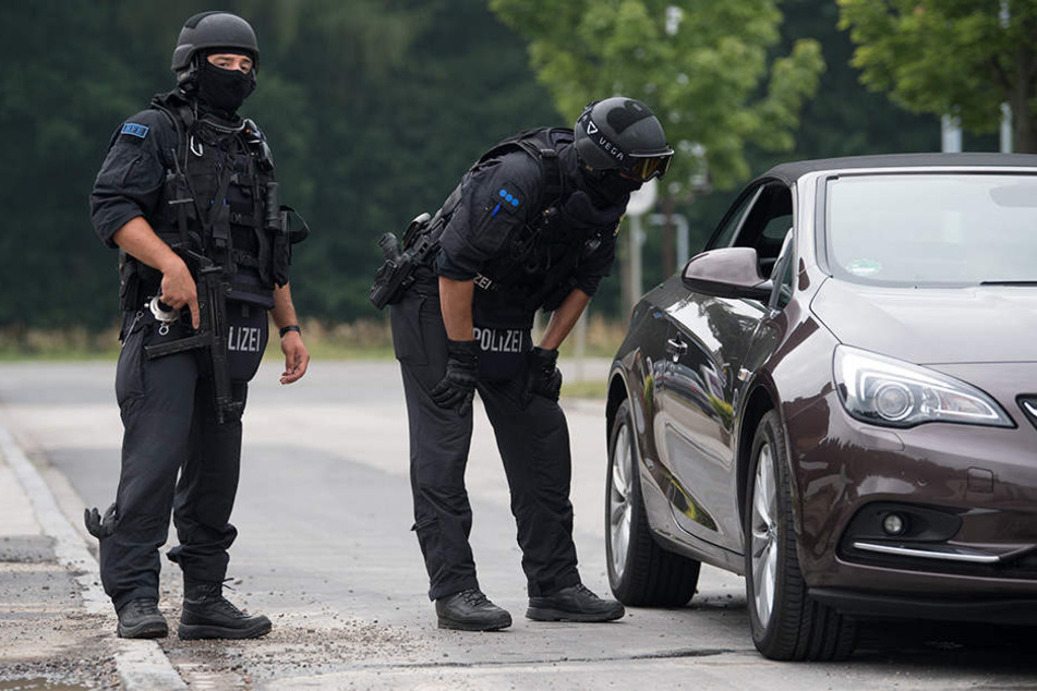Polizisten sperren im Gewerbegebiet Pleißa die Straßen ab, Autofahrer müssen umdrehen.