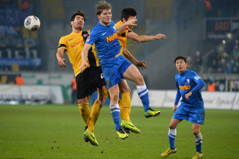 Im Dezember 2013 noch gemeinsam in und gegen Bochum: Cristian Fiel (l.) und Anthony Losilla (h.) gegen VfL-Kicker Florian Jungwirth. Jetzt ist Fiel SGD-Coach und Losilla Kapitän des VfL.