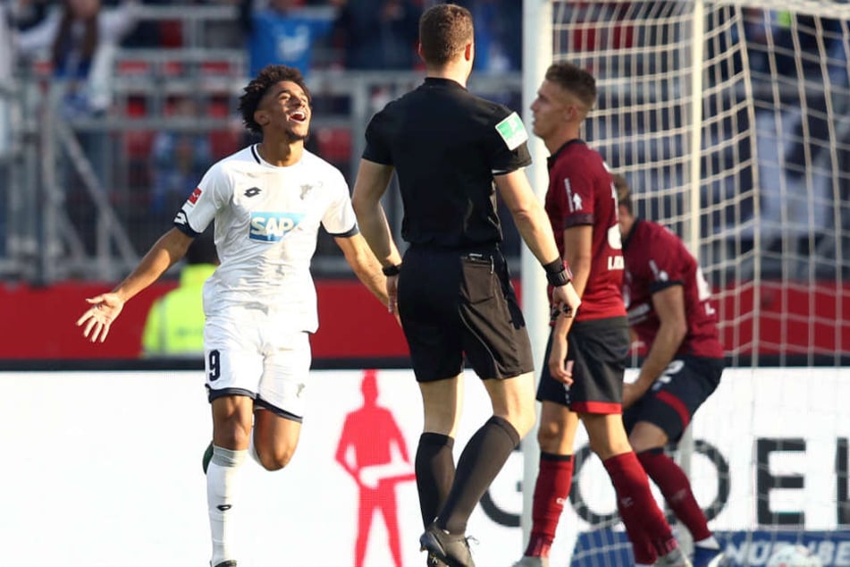 Hoffenheimer Reiss Nelson (l.) freut sich über seinen Treffer.