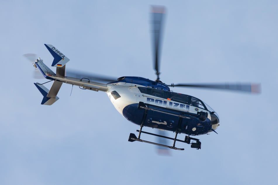 Auch ein Hubschrauber kam bei der Suche nach dem vermissten Rentner in Wiehl zum Einsatz. (Symbolbild)