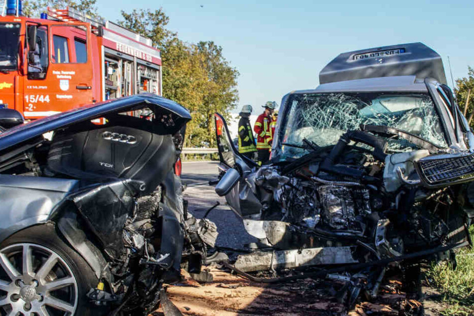 Die Fahrer wurden mit schwersten Verletzungen ins Krankenhaus gebracht.