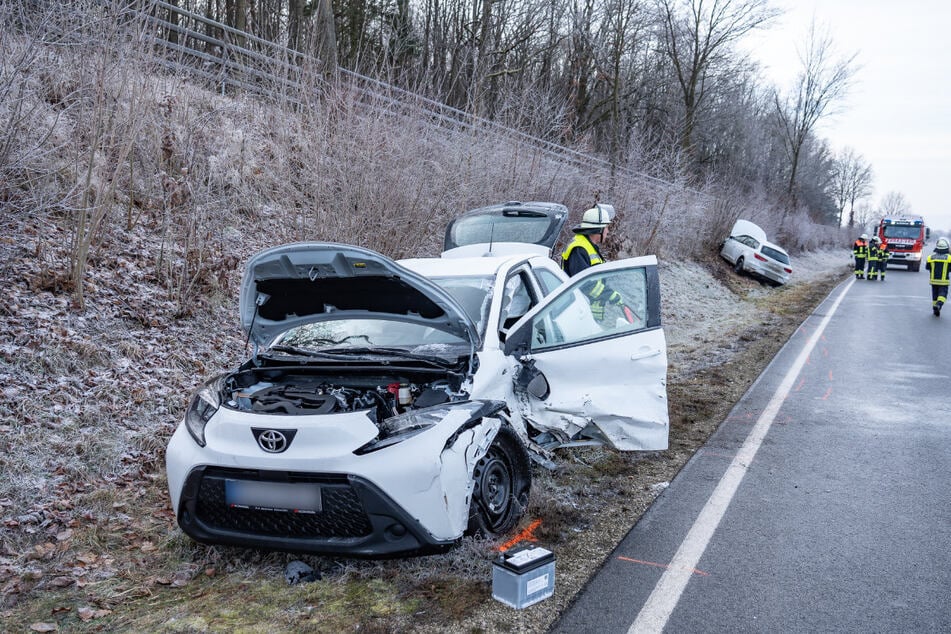 Bei einem Unfall auf der B4 ist ein 40 Jahre alter Mann – wohl dank seiner schnellen Reaktion – "nur" leicht verletzt worden.