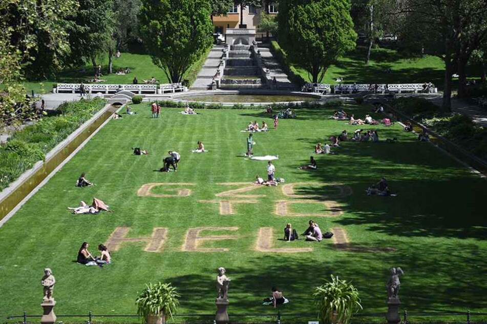 Ein Vorgeschmack für autonome Protestformen gab es vor einige Wochen im Neuköllner Körnerpark. Mit Säure wurde eine Botschaft in den Rasen gebrannt.
